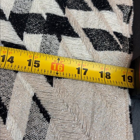 Burberry Geometric Black and White and glitter  Fringe shawl - Picture 6 of 7